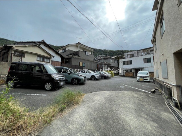 【呉市警固屋のアパートの駐車場】