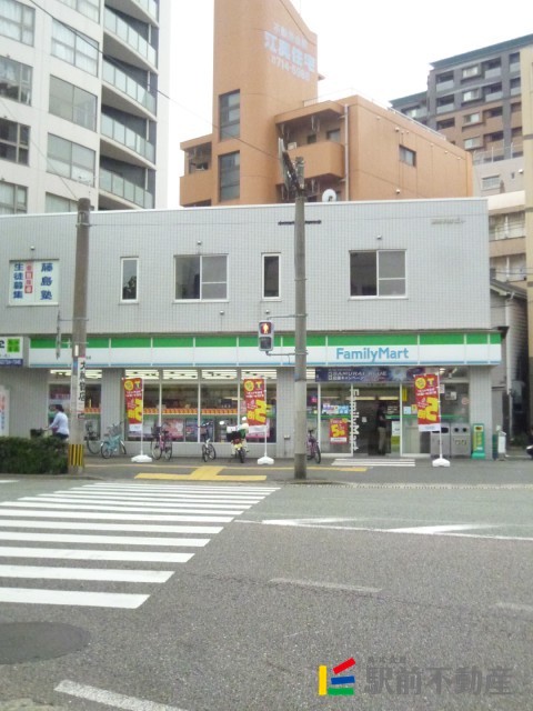 コンビニ　ファミリーマート警固二丁目店（コンビニ）まで200m