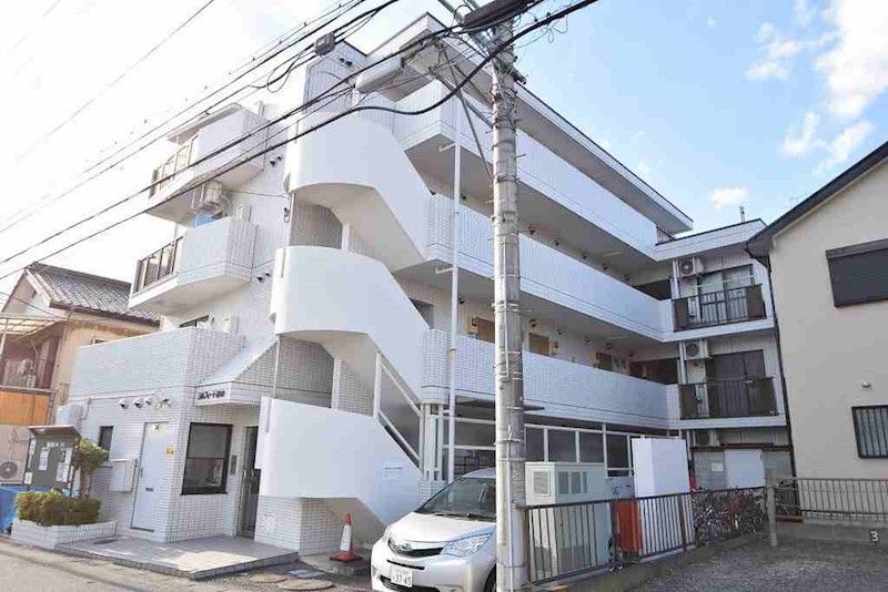 海老名市中新田のマンションの建物外観