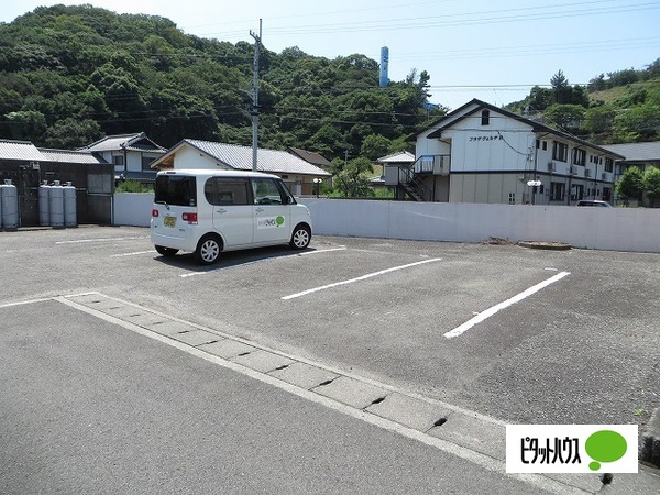 【アゼリアパークハウスＤの駐車場】