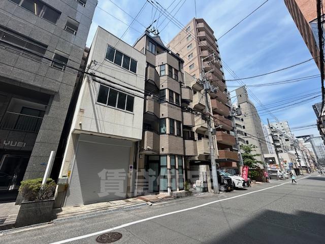 【大阪市中央区徳井町のマンションの建物外観】