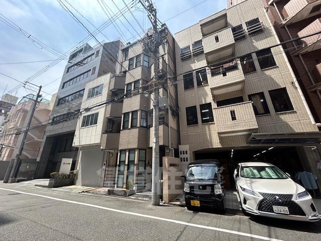 【大阪市中央区徳井町のマンションの建物外観】