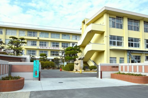 【プレサンス　ロジェ　岡山駅元町の小学校】