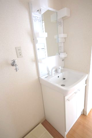 洗面設備　忙しい朝の身支度も、独立洗面台があると助かりますね。