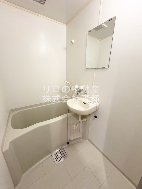 バス・シャワールーム　洗面ボールと一体型のバスルームです♪