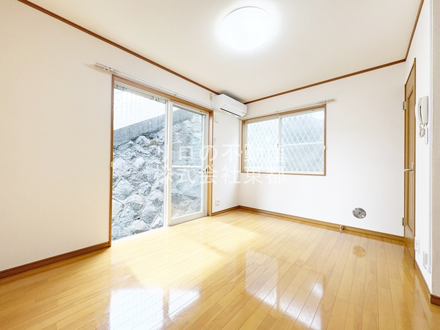 居室・リビング　南向きの２面採光♪明るく風通しのよいお部屋です☆