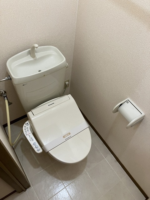 トイレ　Ｂ１０５　温水洗浄暖房便座