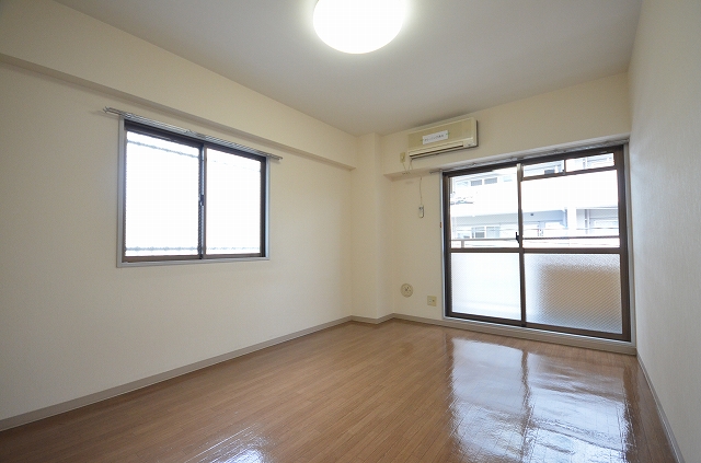 居室・リビング　同物件、別号室