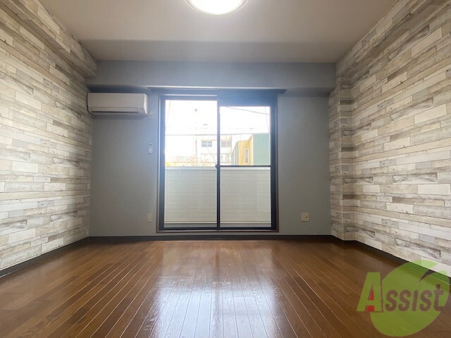 居室・リビング　リビングはおしゃれなデザインの壁紙がありました。