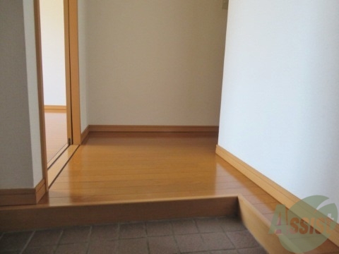 玄関　玄関を入ると正面にお風呂トイレ、右手は６帖洋室ですね