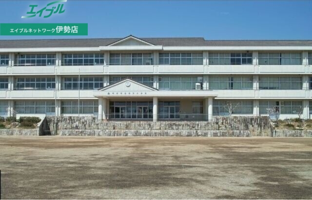 小学校　志摩市立鵜方小学校（小学校）まで748m