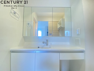 洗面設備　収納スペース豊富な洗面所です。