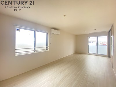 居室・リビング　日当たり良好な18.3帖の広いLDK。