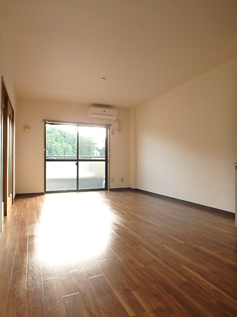 居室・リビング　日当たり良好です