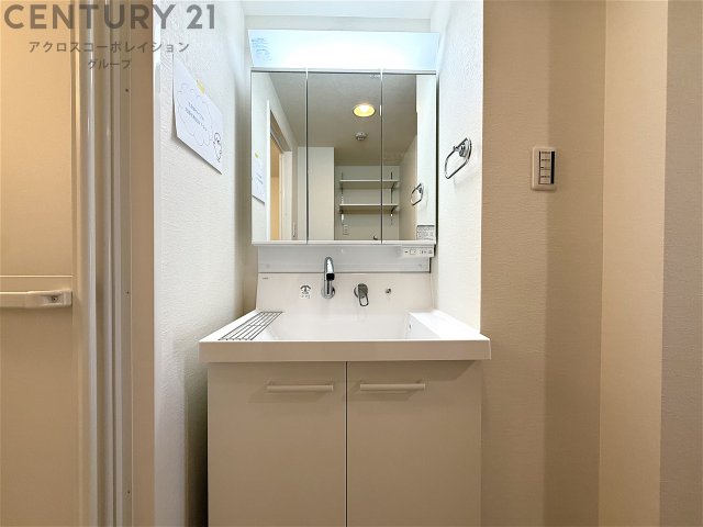 洗面設備　女性に嬉しい三面鏡！