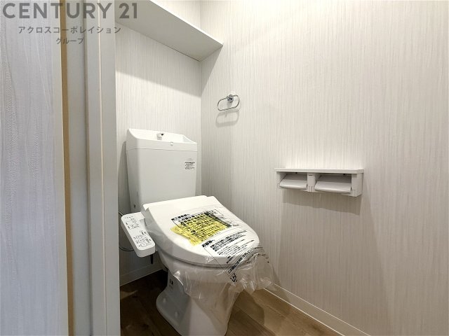 トイレ　温水洗浄便座付です！トイレ上にも収納がございます！