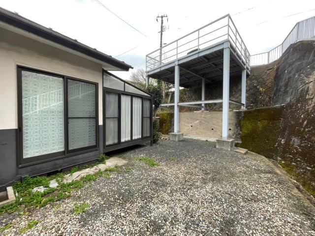 その他　駐車場下を屋根付き物置スペースとして使用可能です。