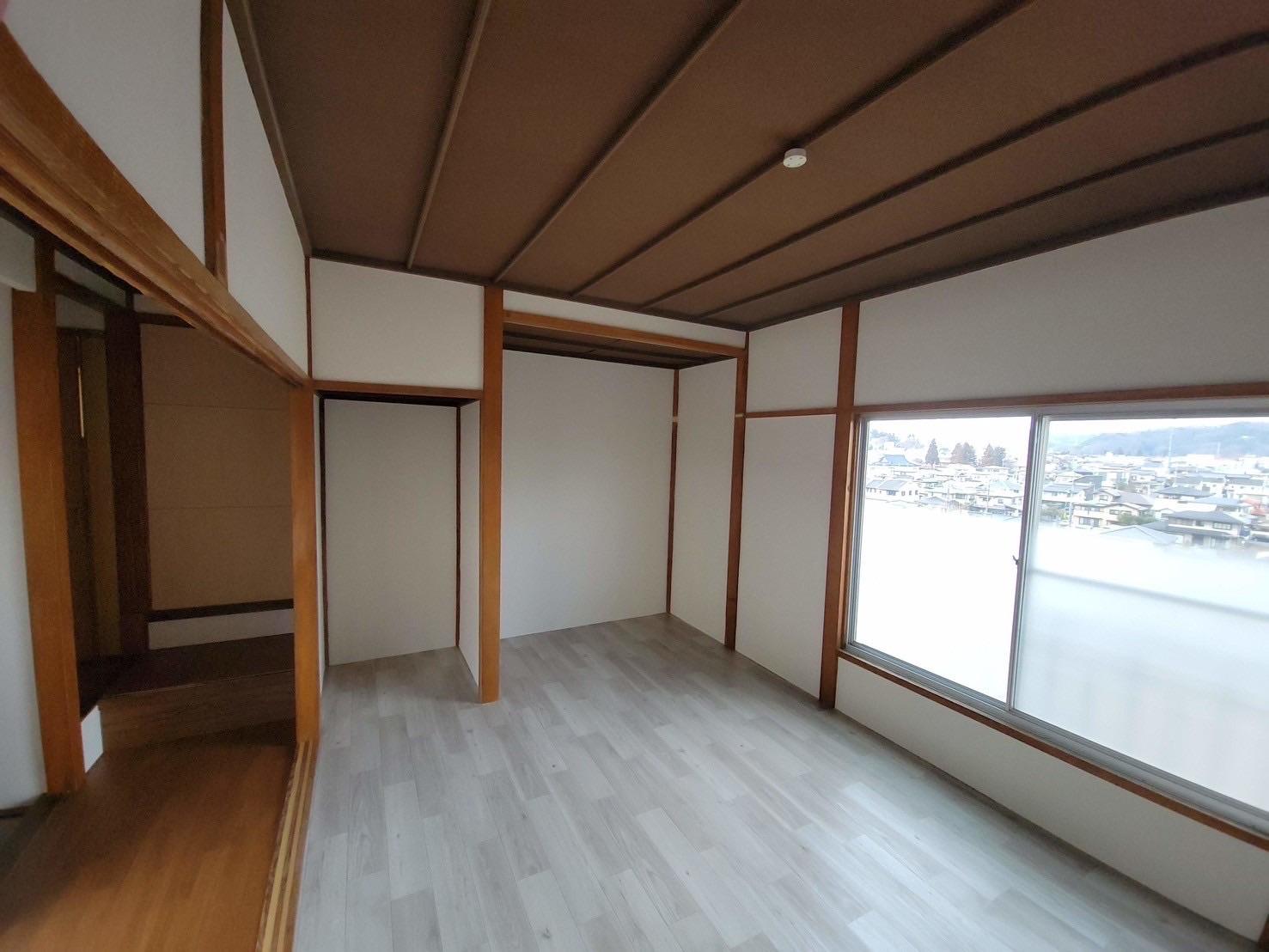 収納　雛壇、隣地が空き地なので、開放感あり、城山公園まで見渡せます