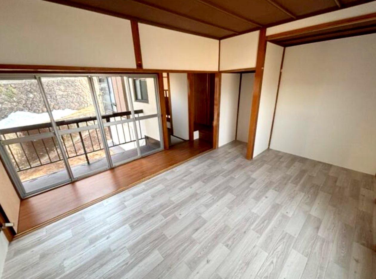 その他部屋・スペース　新調のフローリング。日当たりの良い南側ベランダ有