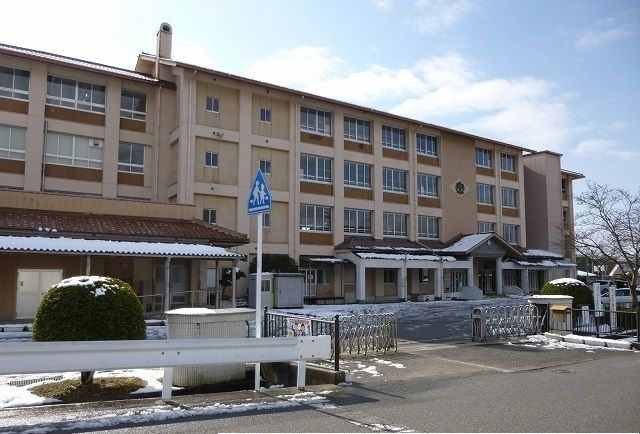 中学校　八次中学校（中学校）まで600m