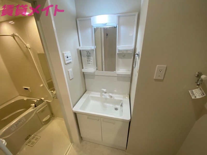洗面設備　同物件の別部屋写真です。