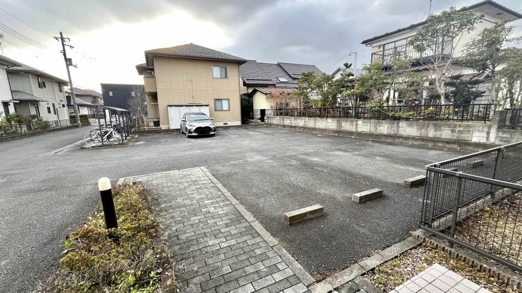 建物外観　駐車場