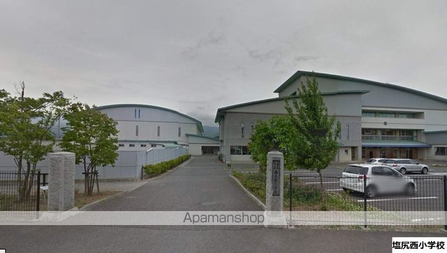 小学校　塩尻市西小学校（小学校）まで500m