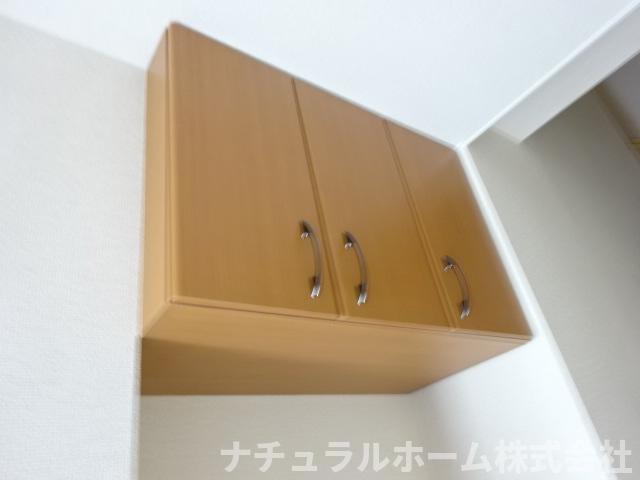 玄関　玄関吊戸棚