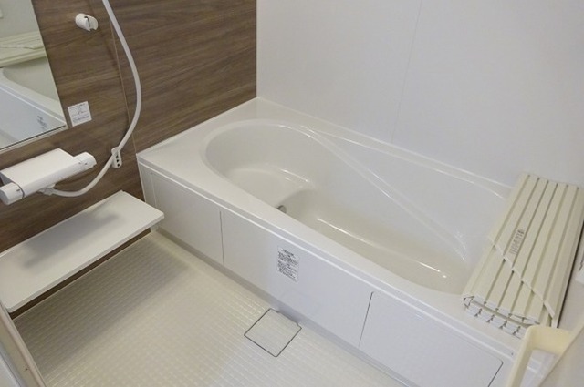 バス・シャワールーム　追い焚き給湯式浴室