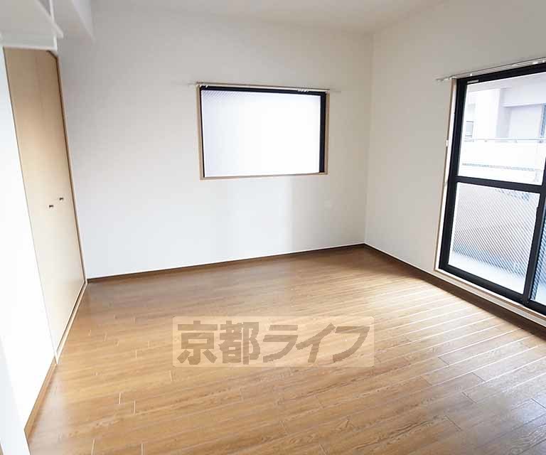 居室・リビング　広く明るい室内。