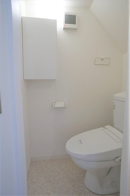 トイレ　温水洗浄便座・収納もあります