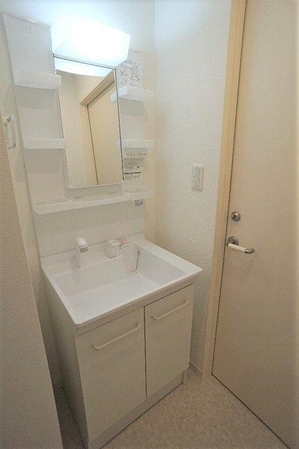 洗面設備　シャンプードレッサーの独立洗面台