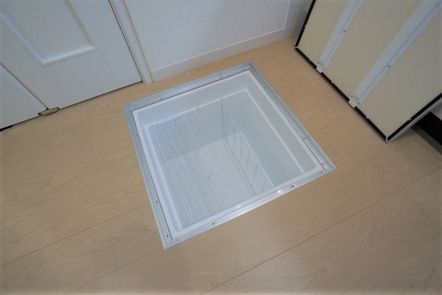 その他　キッチンには床下収納もあります