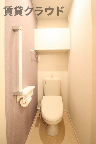 トイレ　落ち着いた色合いのクロスが、リラックスできる空間を演出☆