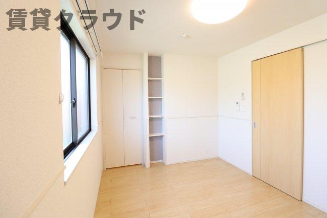 その他部屋・スペース　落ち着いた色調の寝室です