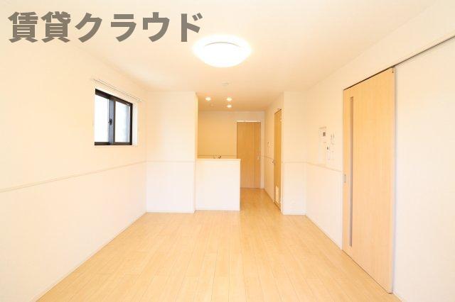 居室・リビング　2面採光！日中はポカポカ気持ちよく過ごせそうですね♪