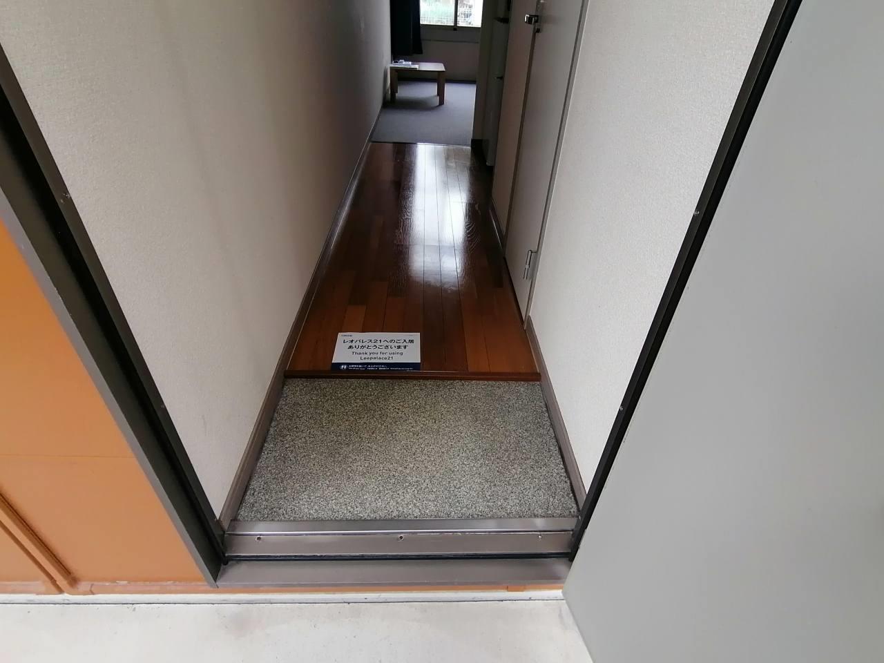 ＪＲ山陽本線 網干駅 バス乗車時間：10分 最寄りバス停で下車 徒歩9分 2階建 築28年の玄関写真