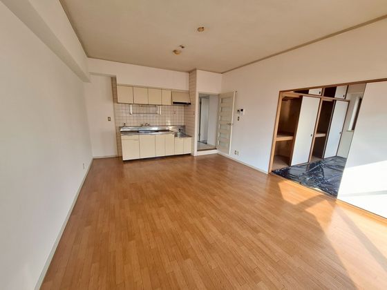 居室・リビング　※別号室のお写真です。