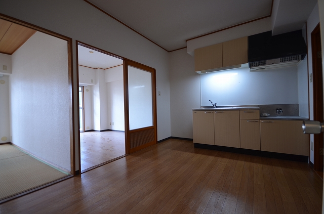 居室・リビング　同物件、別号室のものです。