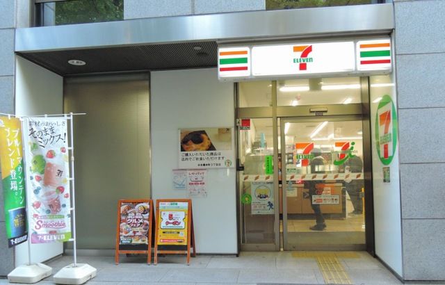 コンビニ　セブンイレブン 日本橋本町3丁目店（コンビニ）まで139m