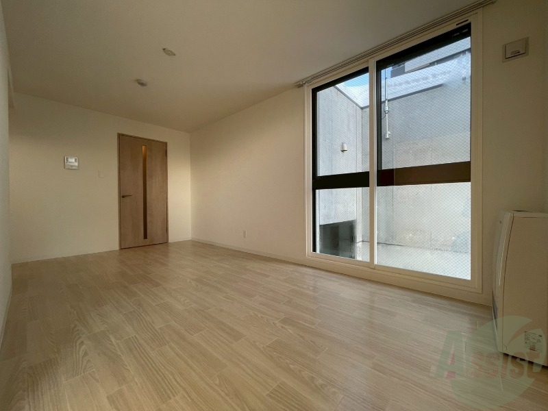 居室・リビング　木目のフローリングは落ち着きのある印象のお部屋になりますね。