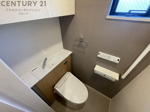 トイレ　便利な収納棚付きです☆