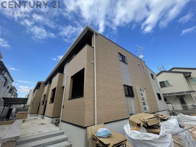 建物外観　宅配ボックス、防犯カメラ付き、駐車場空きあり！