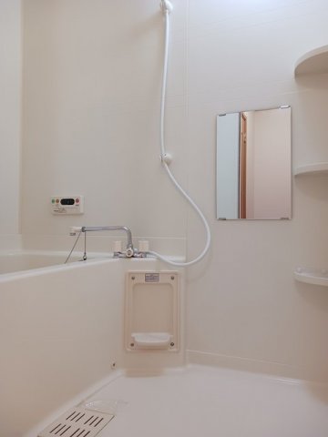 バス・シャワールーム　コンパクトで使いやすいお風呂です
