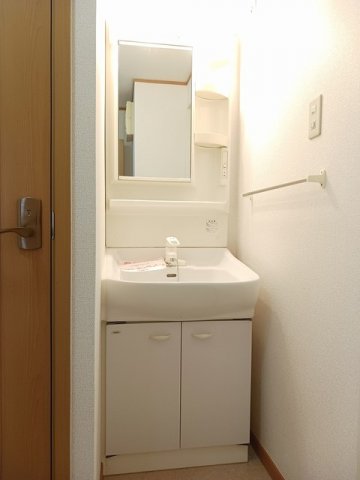 洗面設備　明るい洗面所です