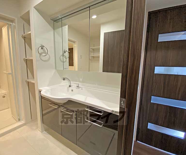 洗面設備　二人並んで使かえるワイドな洗面台です。