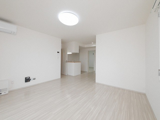 居室・リビング　白基調の明るいお部屋です♪