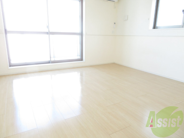 その他部屋・スペース　角部屋なので、窓ももう一つあり、明るいお部屋ですね