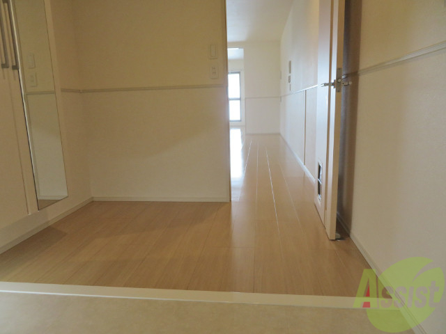 玄関　フラットな床なので、もう段差で躓くなんて事も有りませんよ