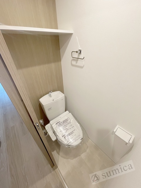 トイレ　人気アイテムの温水洗浄便座。清潔感のあるトイレです。